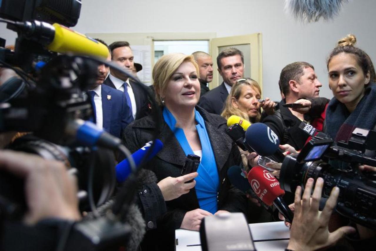 Predsjednica Kolinda Grabar Kitarović sa suprugom Jakovom na glasovanju 