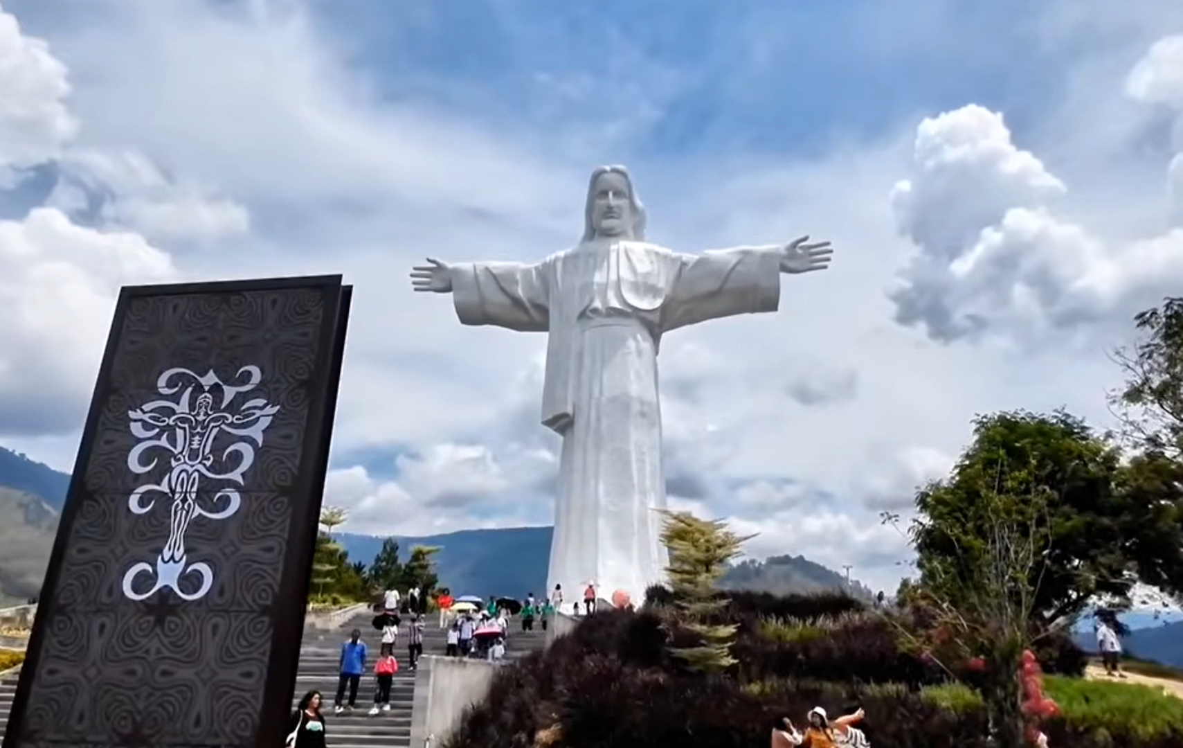 Na brdu Sibea-bea na otoku Samosiru, u indonezijskoj pokrajini Sjeverna Sumatra, nalazi se kip Krista Spasitelja visok 61 metar. S pogledom na jezero Toba, jedan je od glavnih simbola tog područja, a nakon dovršetka i svečanog otvorenja u rujnu 2024. predstavljen je kao najviši kip Isusa na svijetu.