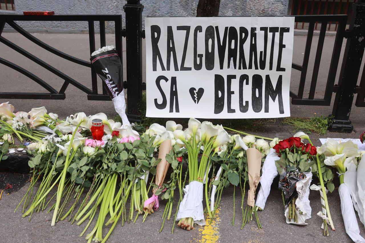 Beograd: Suze i zapaljene svijeće ispred škole gdje je ubijeno osam učenika i zaštitar