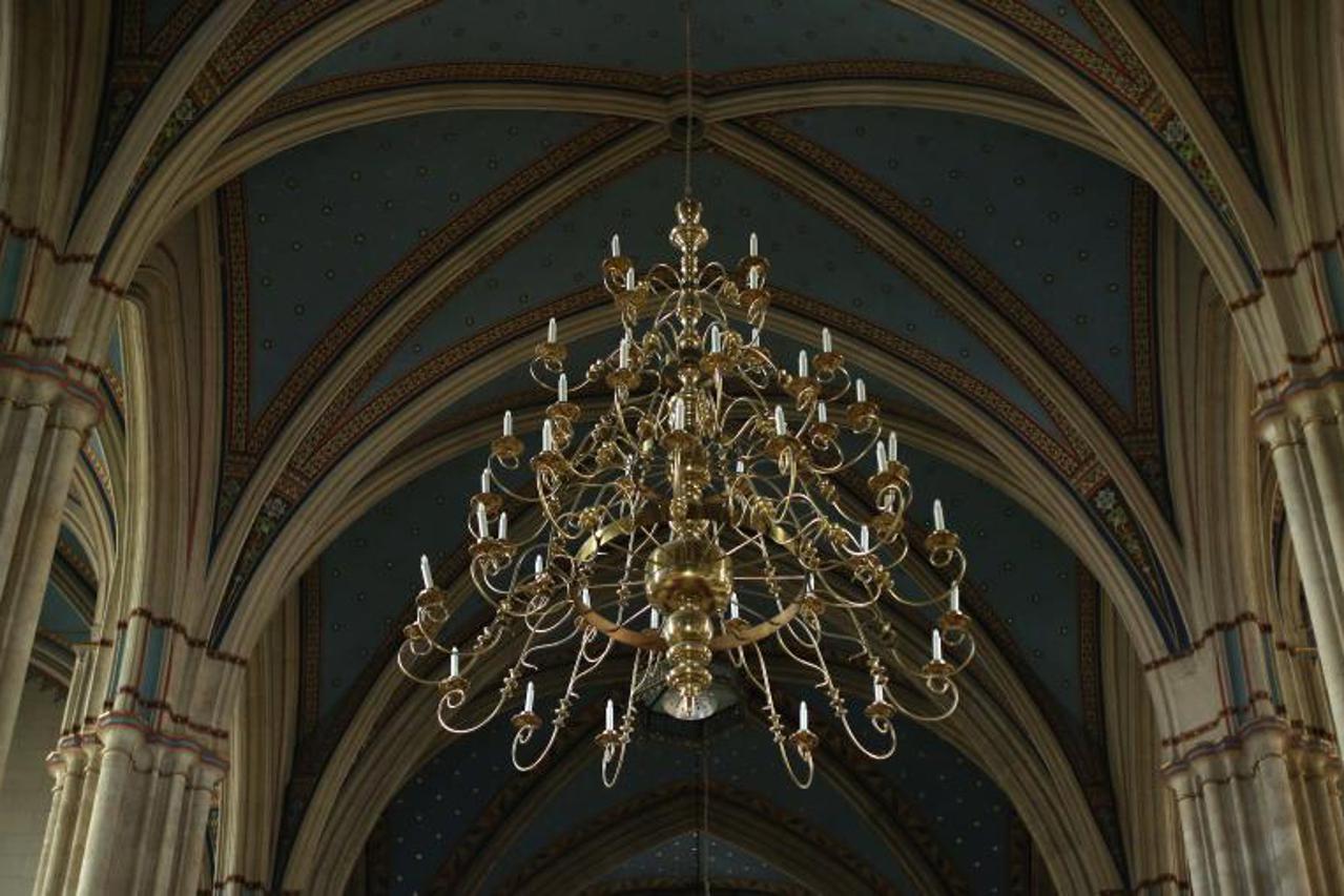 Luster u katedrali (1)