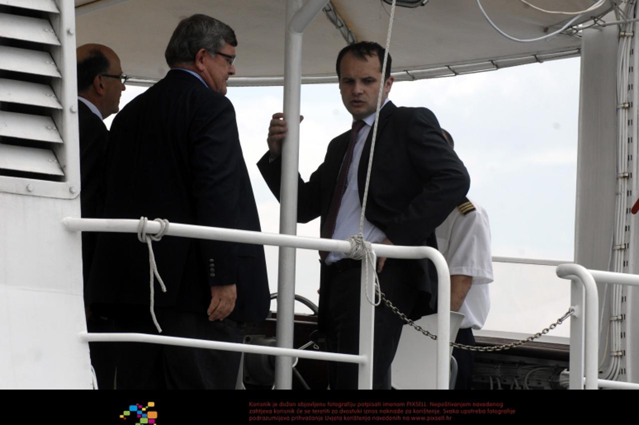 '30.05.2012. Rijeka - Ministar pomorstva, prometa i infrastruktura Sinisa Hajdas Doncic prosetao je rivom sa bivsim ministrom Zlatkom Komadinom i gradonacelnikom Vojkom Obersnelom, te su potom popili 