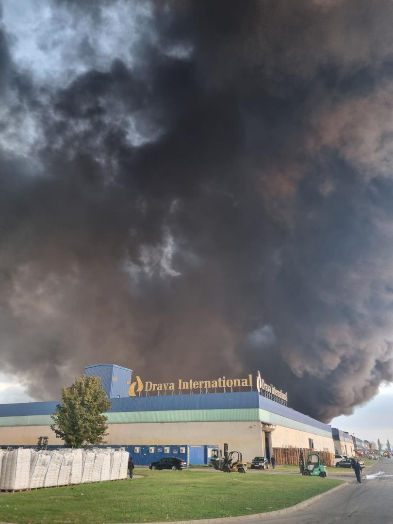 Osječki dogradonačelnik Dragan Vulin zamolio je građane Osijeka, kao i stanovnike okolnih naselja, da ne borave na otvorenom, a zatvorene su i škole u mjestima Antunovac, Ernestinovo, Ivanovac, Laslova, Čepin i Vuka, jer vjetar nosi čestice prema tim naseljima.