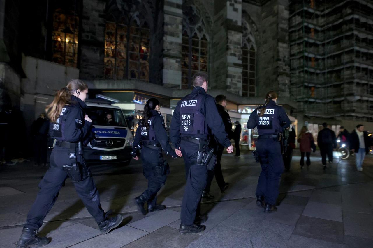 German police secures the Cologne cathedral