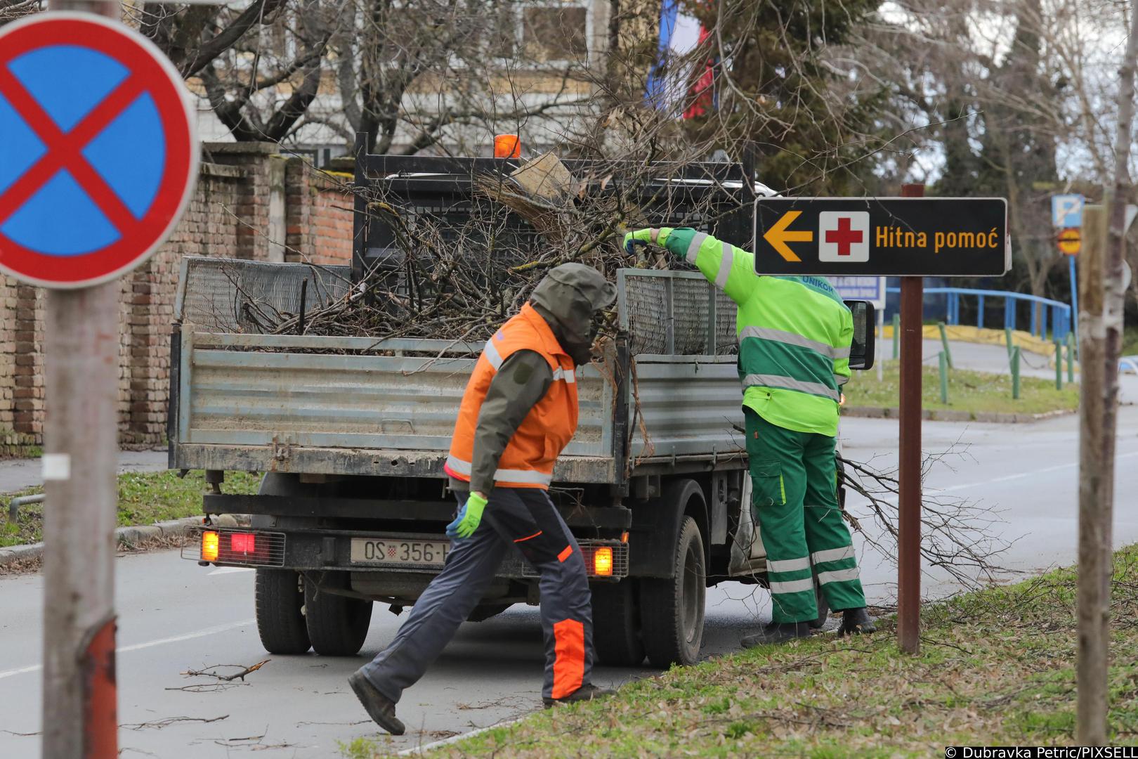 04.02.2023., Osijek - Olujni vjetar jutros je zahvatio osjecko podrucje i prouzrocio znatnu stetu. Centar 112 zaprimio je vise dojava o srusenim stablima, rasvjetnim stupovima ali i odvajanju jednog dijela nadstresnice na Glavnoj trznici. Sluzbe rade na rasciscavanju prometnica i skupljanju  granja te podizanju kanti za smece koje su se prevrtale po kolnicima. Photo: Dubravka Petric/PIXSELL