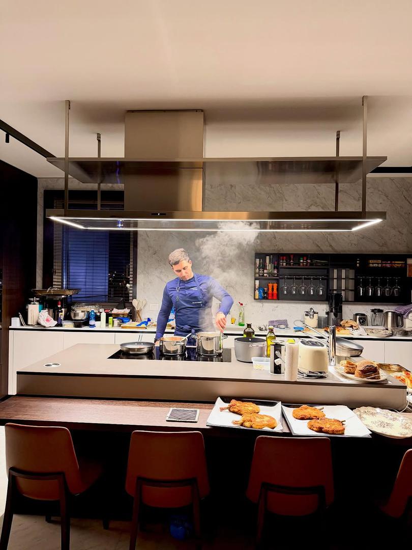 Chef Cannavale je putem Instagrama otkrio nekoliko detalja o Modrićevom stanu i kuhinji.

