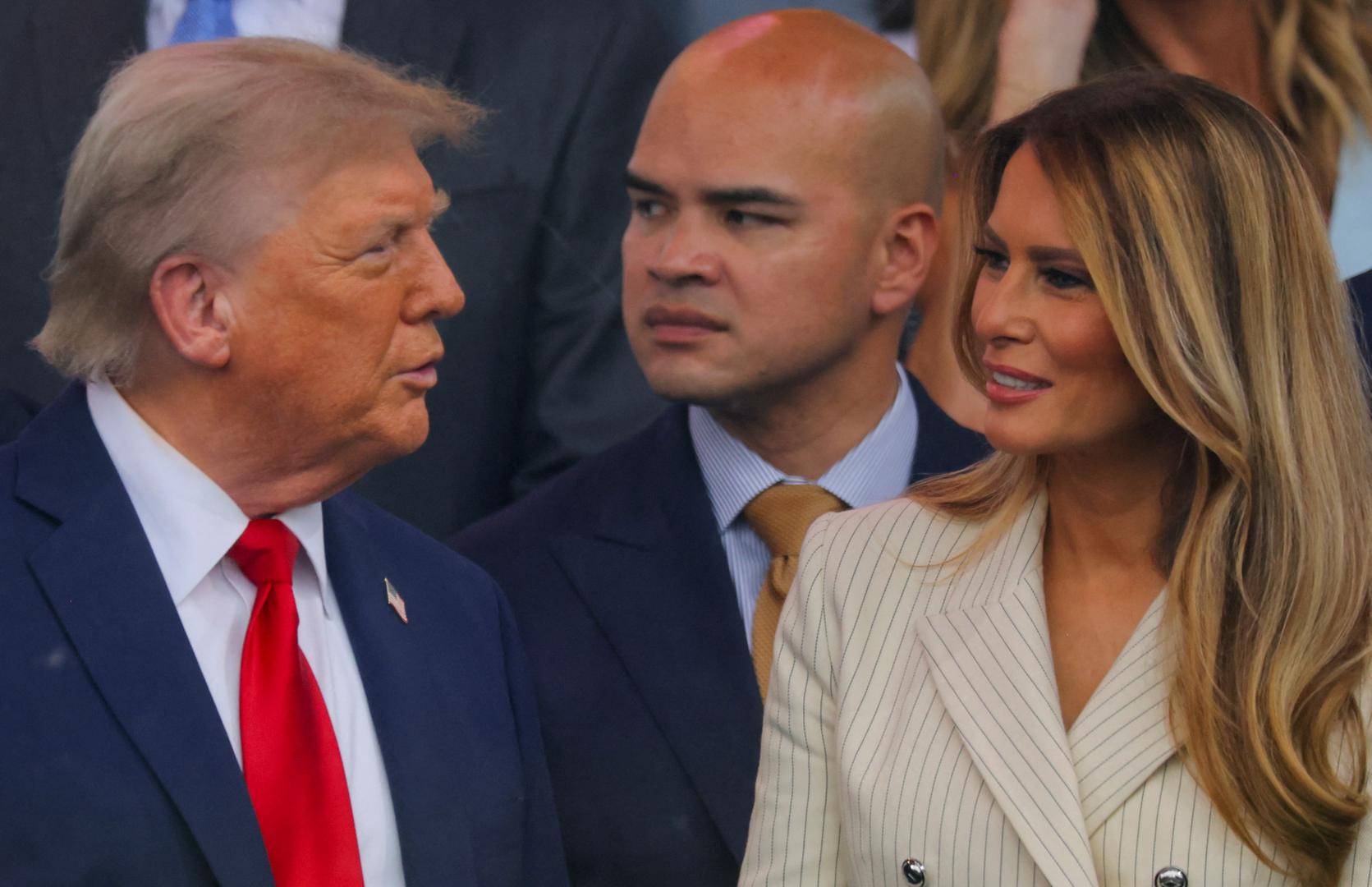 Razgovor predsjednika SAD-a Donalda Trumpa i njegove supruge Melanije tijekom vojne parade u povodu 250. obljetnice američke vojske postao je viralni hit.  
