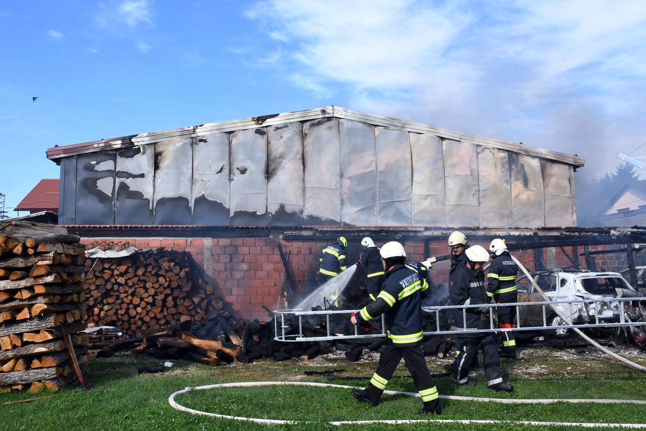 Žabno Sisačko: Požar buknuo u dvorištu obiteljske kuće te zahvatio parkirane automobile