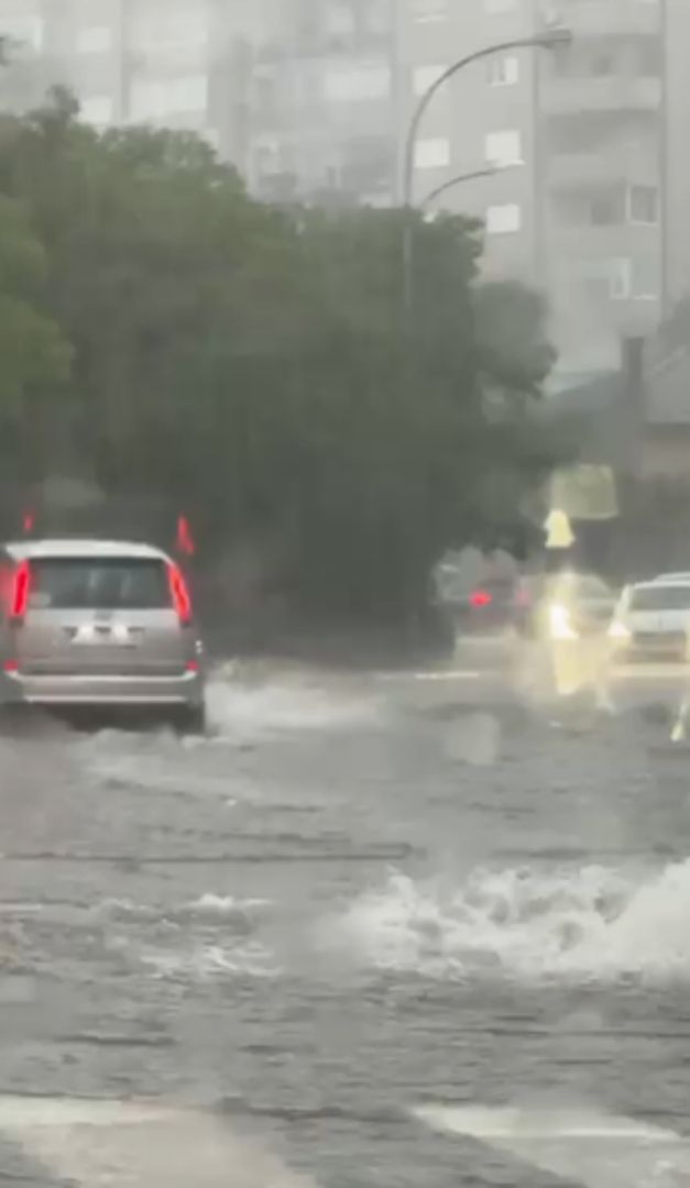 Vatrogasci spumpavaju vodu iz potopljenih prostora. Tijekom dana očekuju se nove obilne oborine pa je za područje grada oglašen crveni alarm.

