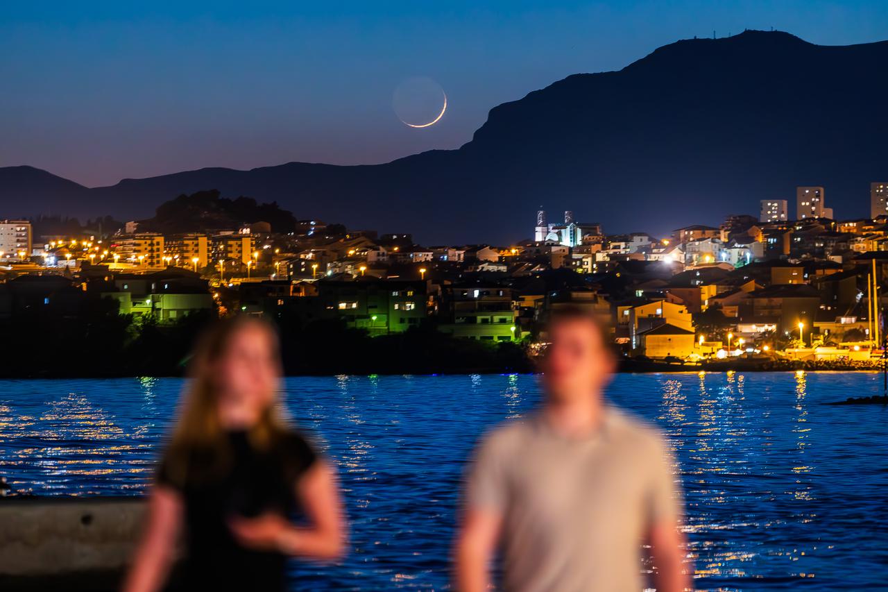 Split: Pogled na mladi Mjesec