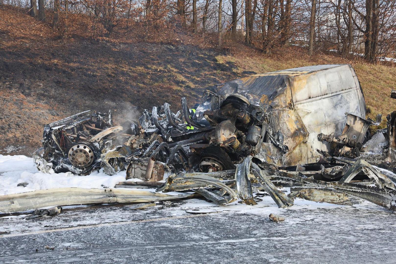U teškoj prometnoj nesreći na autocesti u Štajerskoj, u kojoj su sudjelovali kombi i cisterna, jedna je osoba poginula, a dvije su ozlijeđene. 