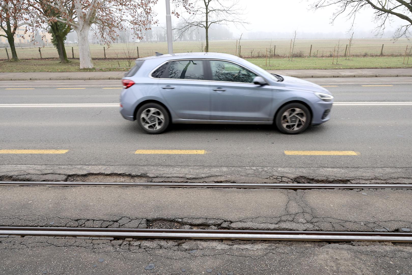 Iako se mogu primijetiti tragovi ranijih popravaka, oni su zasad ograničeni na manje intervencije s tek nekoliko lopata asfalta. 