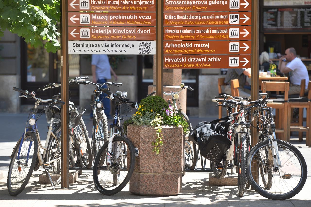 07.05.2015., Zagreb -  Lijepo vrijeme izmamilo je na gradske ulice i bicikliste koji traze veca prava biciklista, a ne pridrzavaju se niti prava kojih bi trebali poput parkiranja bicikla, pa tako bicikle po gradskim ulicama mozemo vidjeti zavezane za kant