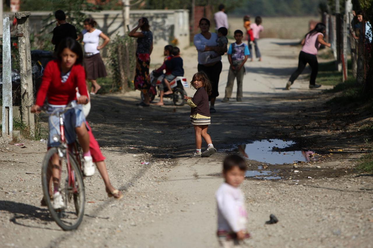 08.10.2009., Kursanec - Romsko naselje Kursanec kod Varazdina. U naselju zivi oko 1100 ljudi, od cega je zaposleno troje. Zivotni uvjeti su jako losi, obitelji od 10tak clanova zivi u jednoj sobi s dva kreveta. Vlada je Romima donirala gradjevinski materi