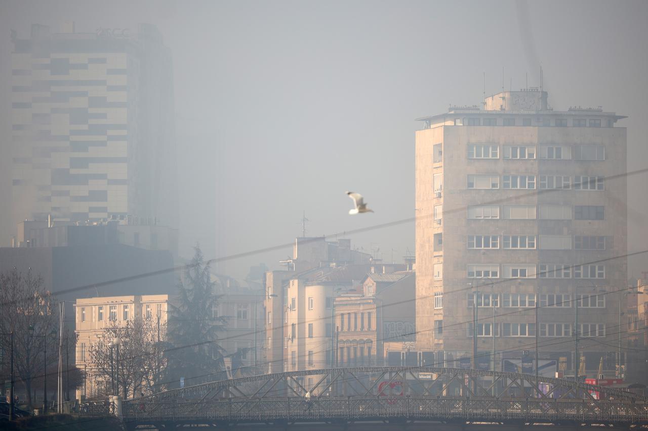 Dok je u većini Sarajeva magla, građani na Baščaršiji uživaju na suncu