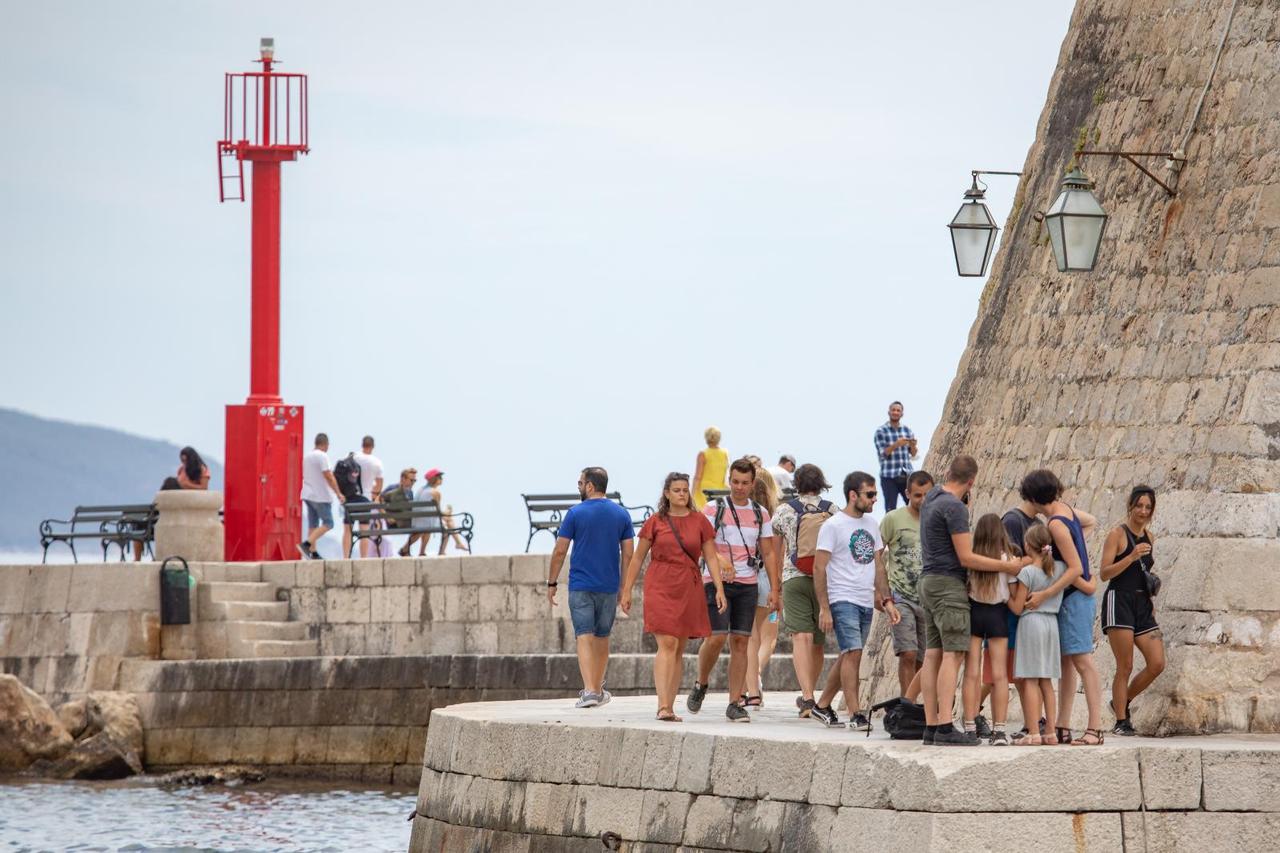 Dubrovnik: Turisti u razgledavanju stare gradske jezgre
