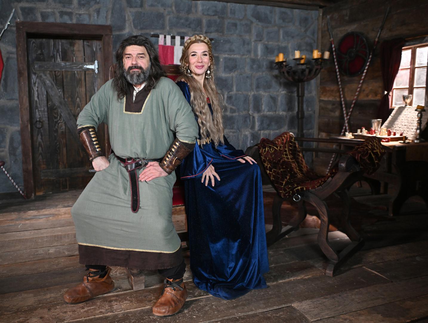 „Mislim da serija, posebno sada u petoj sezoni sve bolje korespondira sa sadašnjošću, imamo neke stvari koje se tiču cijelog svijeta, aktualne  situacije u svijetu koja se onda reflektira i na našu malu kneževinu. Također, imamo i tu dnevno političku poveznicu koja je najslađa našim gledateljima. Naime,  volimo reći da se ne zna jesu li naši današnji vladari kao i načini na koje s nama komuniciraju došli iz budućnosti u Srednji vijek, ili su oni iz Srednjeg vijeka pak došli u budućnost.“, rekao je Goran Navojec koji tumači ulogu Mrkomira.