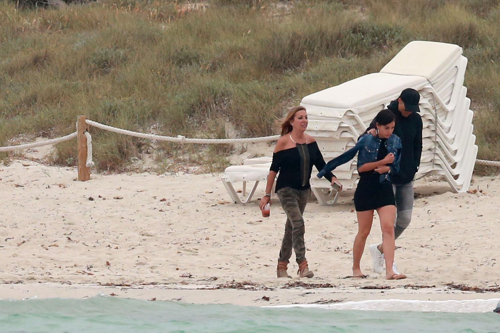 Tamo je stigao u pratnji djevojke Georgine Rodriguez te sina Cristiana Juniora.