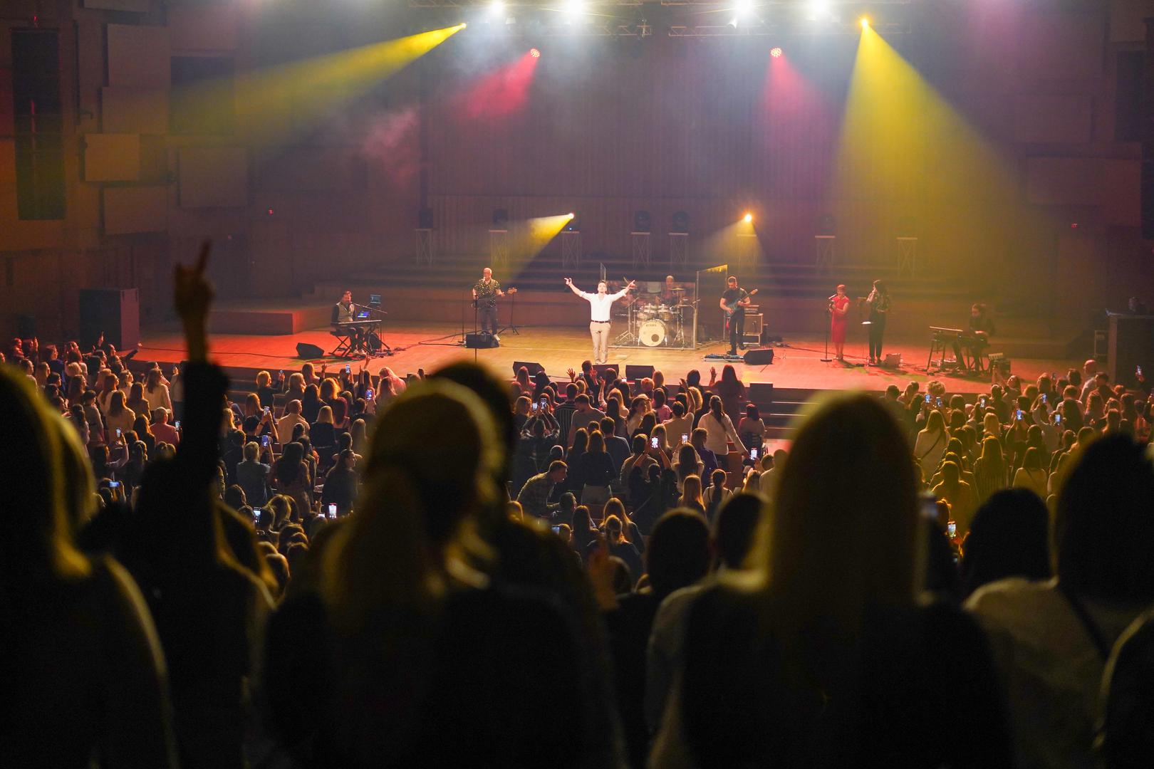 Prepuna dvorana svjedočila je još jednoj večeri ispunjenoj emocijama i hitovima popularnog pjevača.