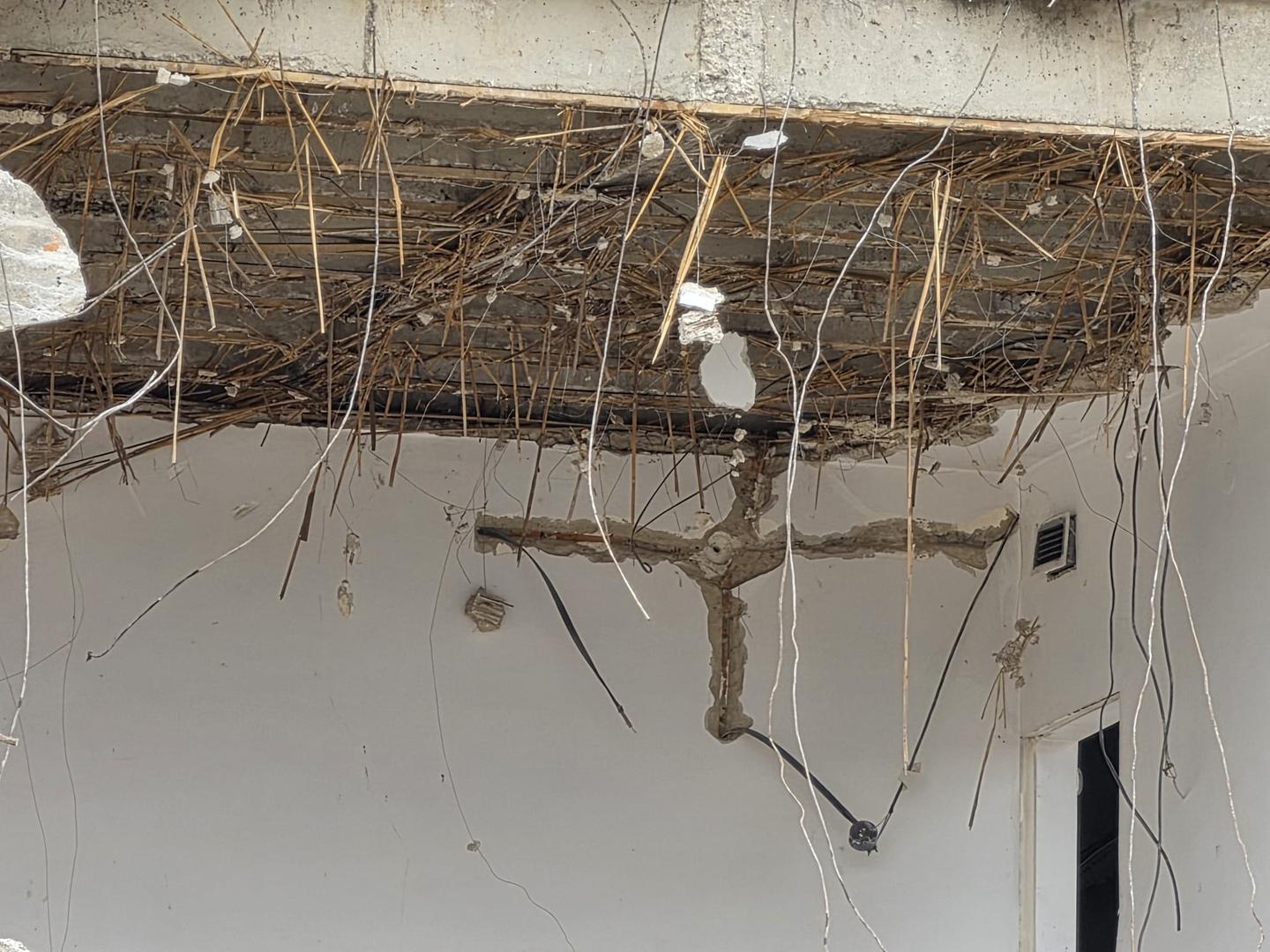 Prema fotografijama koje nam je poslao čitatelj, čini se kako je zapadno krilo gotovo u potpunosti nestalo, a nekadašnji aneks sveden je na ostatke nižih katova i ogoljenu konstrukciju.