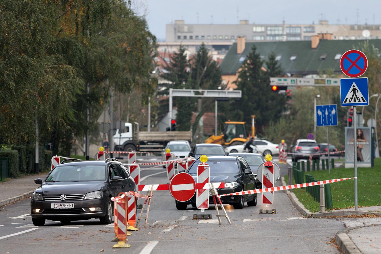 12.11.2014., Zagreb - Zbog ulegnuca na prometnici djelomicno je obustavljen promet motornih vozila u ulici Josipa Marohnica.   Photo: Davor Puklavec/PIXSELL
