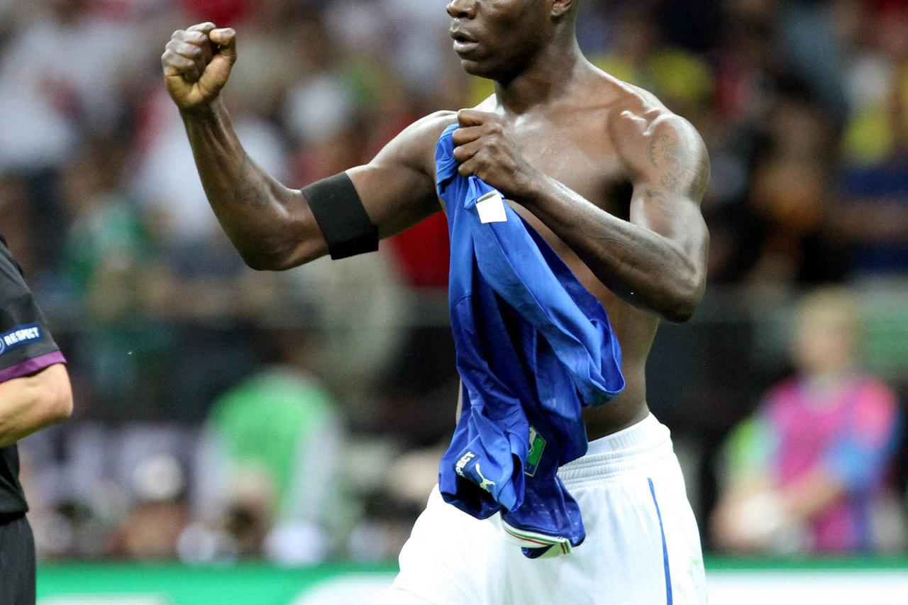 28.06.2012, Nationalstadion, Warschau, POL, Euro2012, Germany (GER) vs Italia (ITA), Semi Final, im Bild  Mario Balotelli (ITA #09) Jubel  Foto © nph / Kokenge *** Local Caption *** www.newspix.pl  mail us: info@newspix.pl call us: 0048 022 23 22 222 --- 