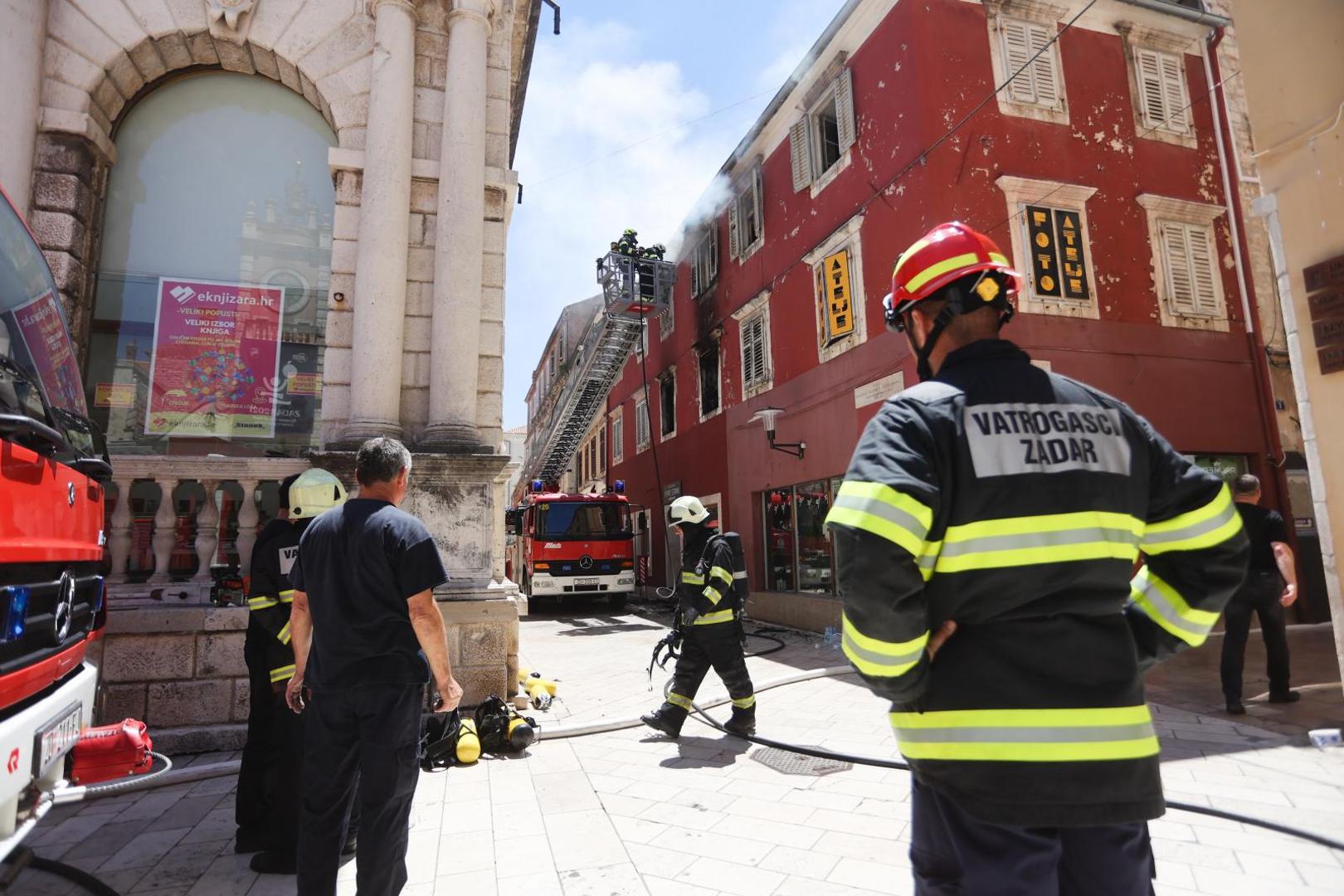 15.06.2021.Zadar- U centru Zadra izbio je pozar u stanu na drugom katu.Vatrogasci su na terenu
 Photo: Marko Dimic/PIXSELL