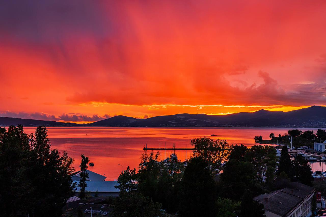 Split: Zalazak sunca promatran sa vrha stadina na Poljudu