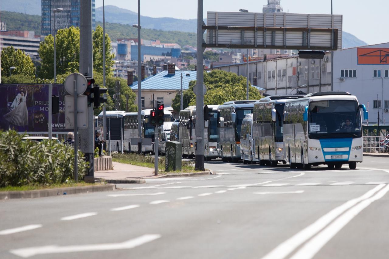 Rijeka: Prosvjedna vožnja autobusnih prijevoznika iz inicijative Povremenog prijevoza putnika
