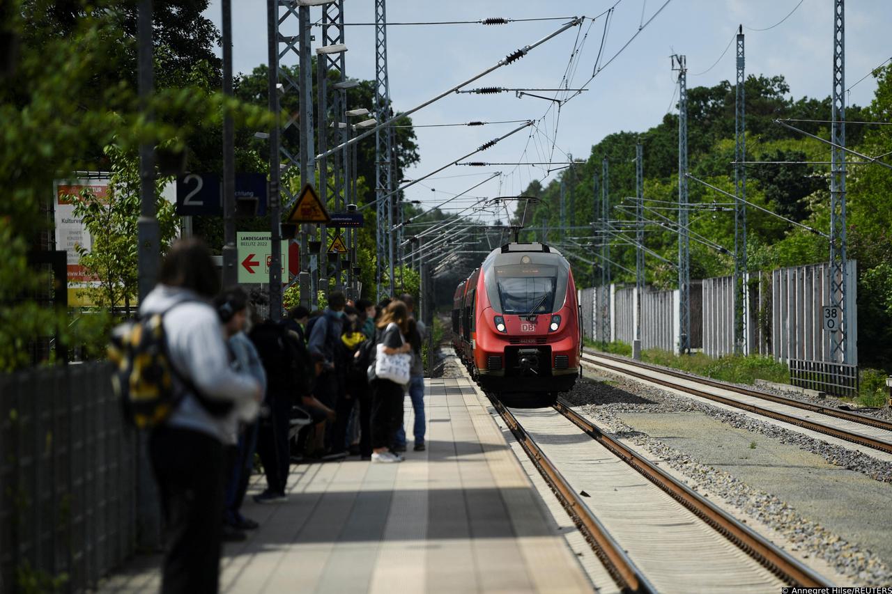 Public transport operators offer special nine-euro-ticket to be used nationwide for a month