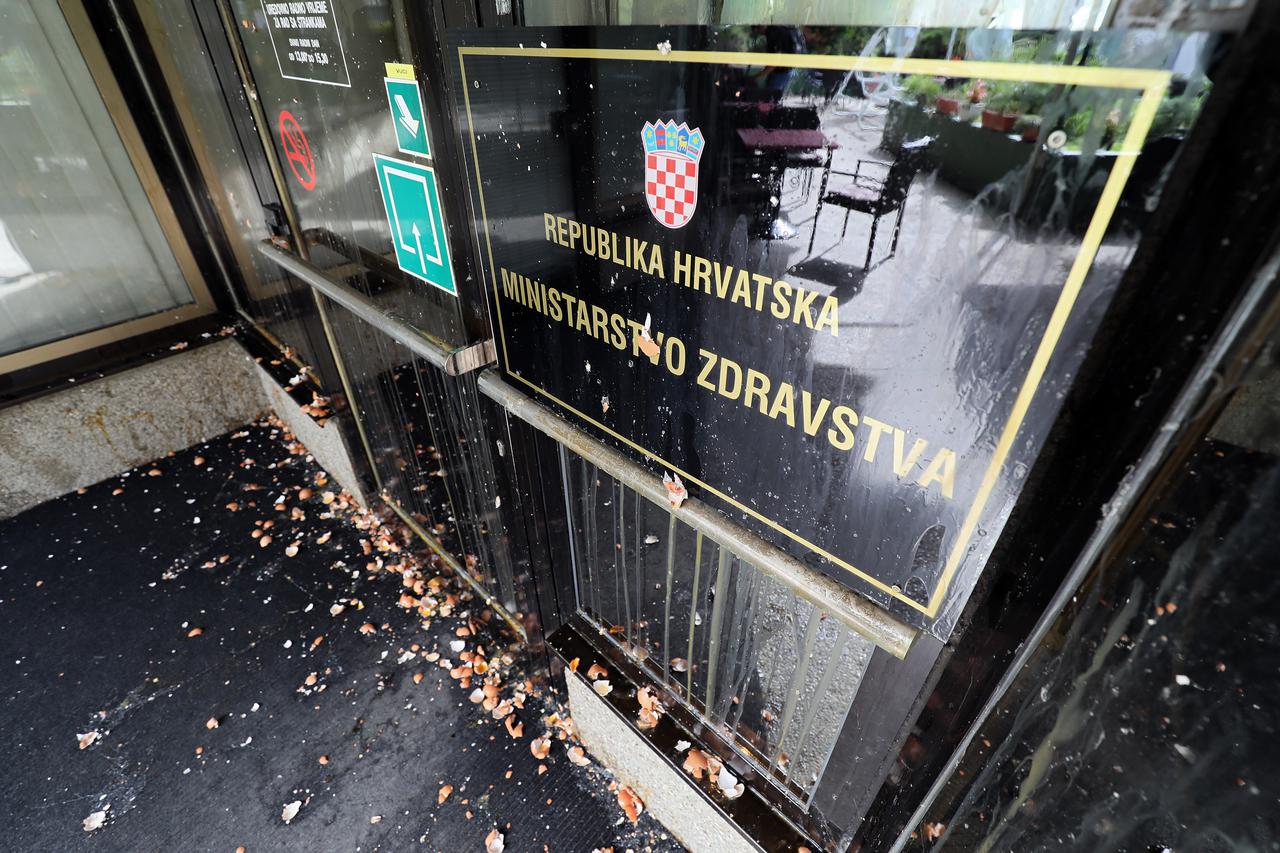 Nepoznati aktivisti jajima zasuli ulaz u Ministarstvo zdravstva
