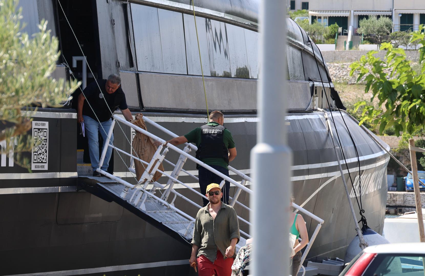 U akciju su uključene sve raspoložive spasilačke brodice Lučke kapetanije Split i njezinih ispostava, policijska plovila Pomorske i aerodromske policije Split, djelatnici Hitne medicinske pomoći, helikopterska jedinica te druge specijalizirane službe za intervencije na moru i kopnu.

