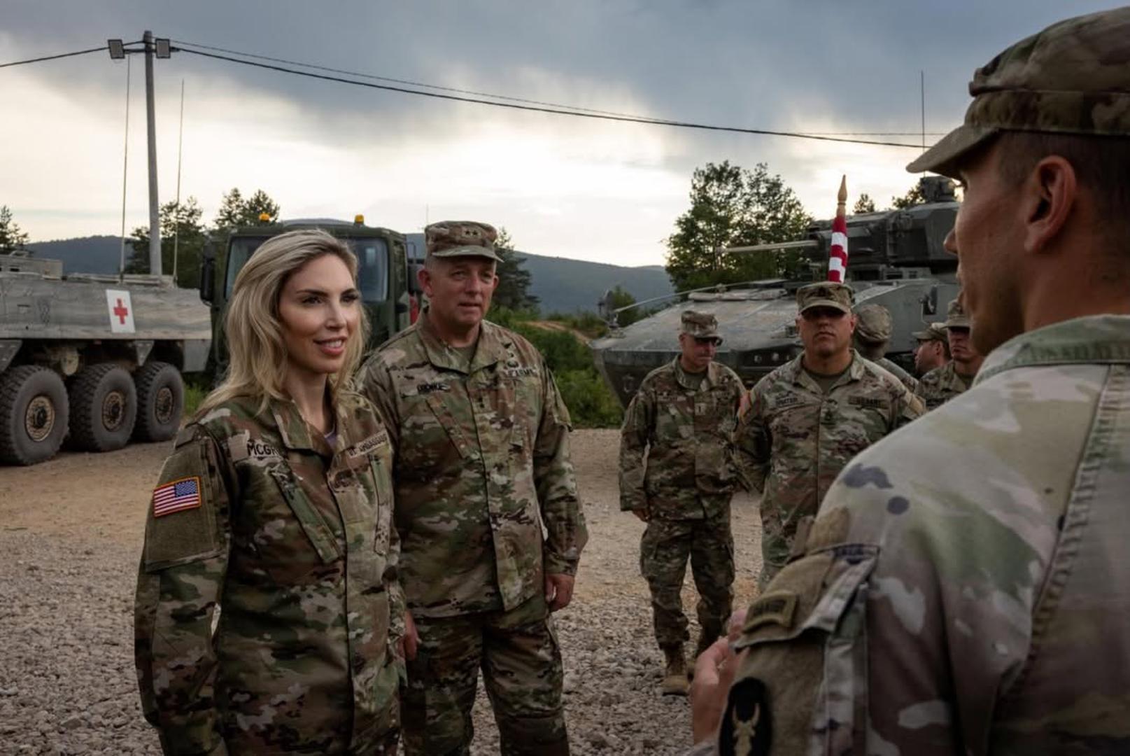 Američka veleposlanica u Hrvatskoj Nicole McGraw stigla je na vojnu vježbu 'Borbena moć 26' na vojnom poligonu "Eugen Kvaternik" kod Slunja.