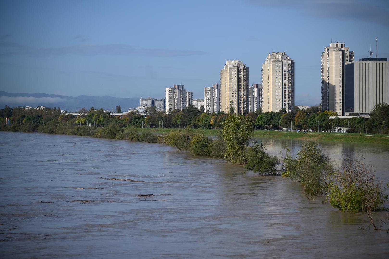 Rijeka Sava od sinoć Zagrebom teče u nešto većem obujmu. 