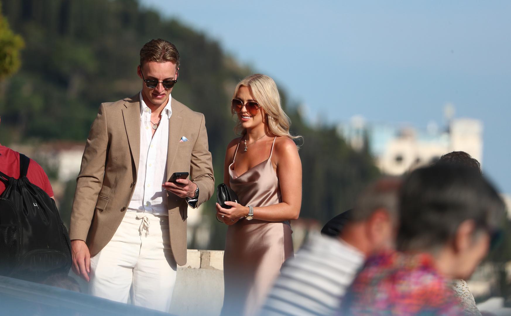 Među prvim gostima na primanje je stigla bivša miss Velike Britanije Eden McAllister u društu dečka. 