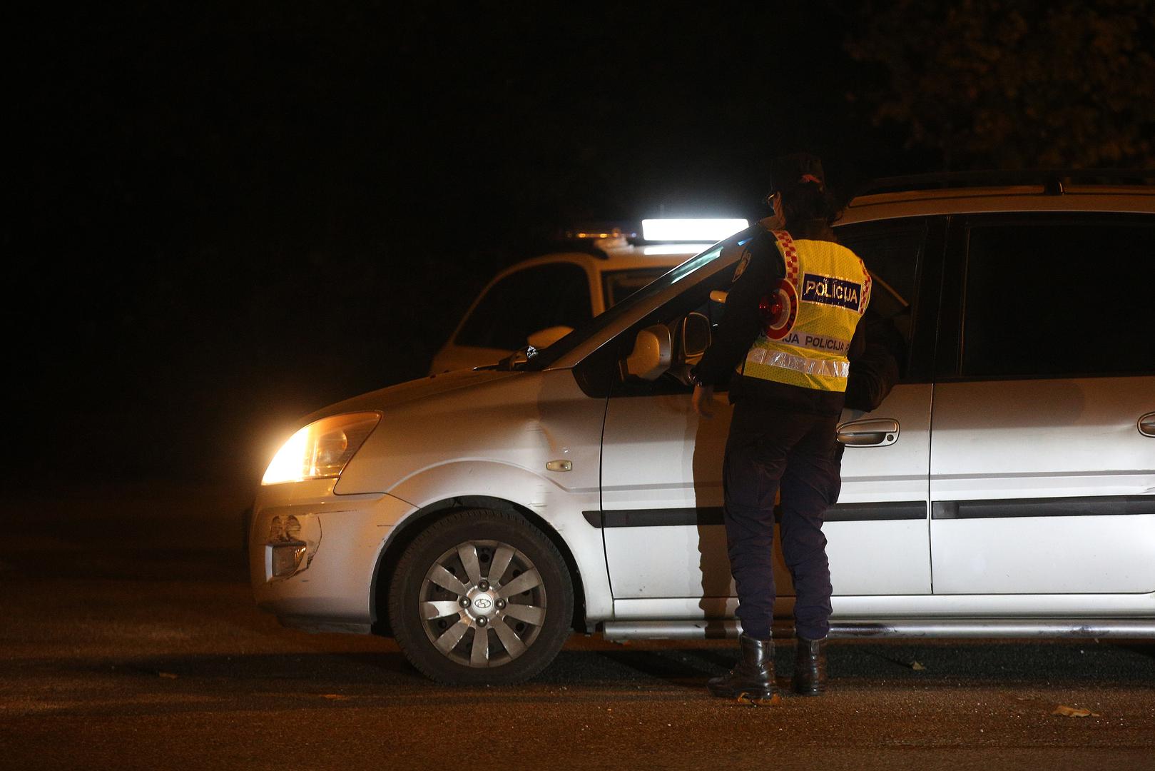 Za najteže oblike kršenja prometnih pravila, sustav ne poznaje milost, a posljedice su osmišljene tako da svakoga natjeraju da dvaput razmisli prije nego što ugrozi sebe i druge. U samom vrhu najtežih i najskupljih prometnih grijeha nalazi se skupina od pet prekršaja za koje je propisan identičan, zastrašujući raspon kazni. Svaki od njih nosi potencijalnu novčanu kaznu od 1.320 do čak 2.650 eura, a kao alternativa, sud može izreći i kaznu zatvora u trajanju do 60 dana. Uz financijski teret, vozači uhvaćeni u počinjenju ovih djela redovito ostaju i bez vozačke dozvole na dulje razdoblje te im se upisuju negativni prekršajni bodovi, koji ih stavljaju pod poseban nadzor policije. Akumulacija takvih bodova u konačnici može dovesti i do potpunog i trajnog gubitka prava na upravljanje motornim vozilom, čime se opasne vozače dugoročno miče s ceste.