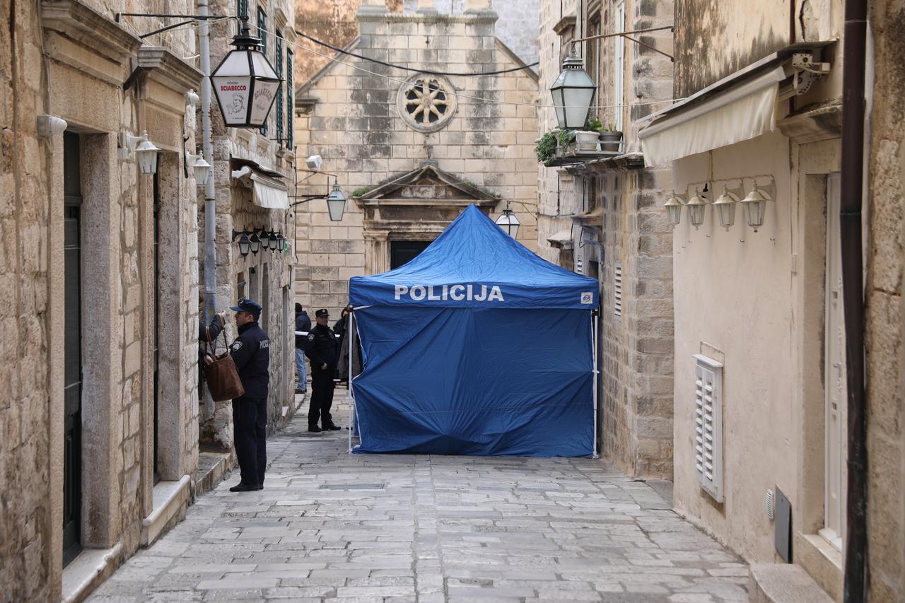 Dubrovnik: Policijski očevid u stanu gdje su pronađena tri tijela