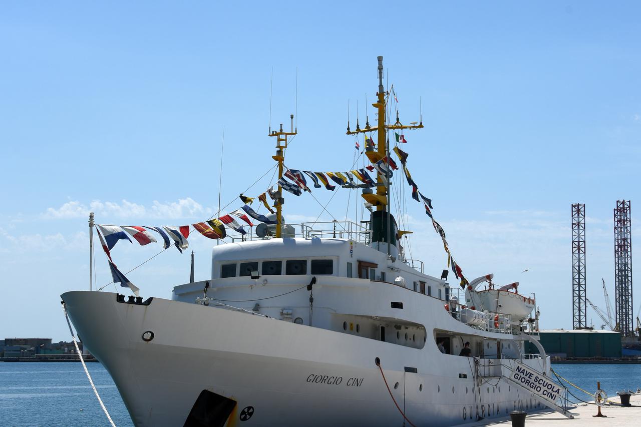 Brod talijanske Guardie di finanza, usidren u Puli