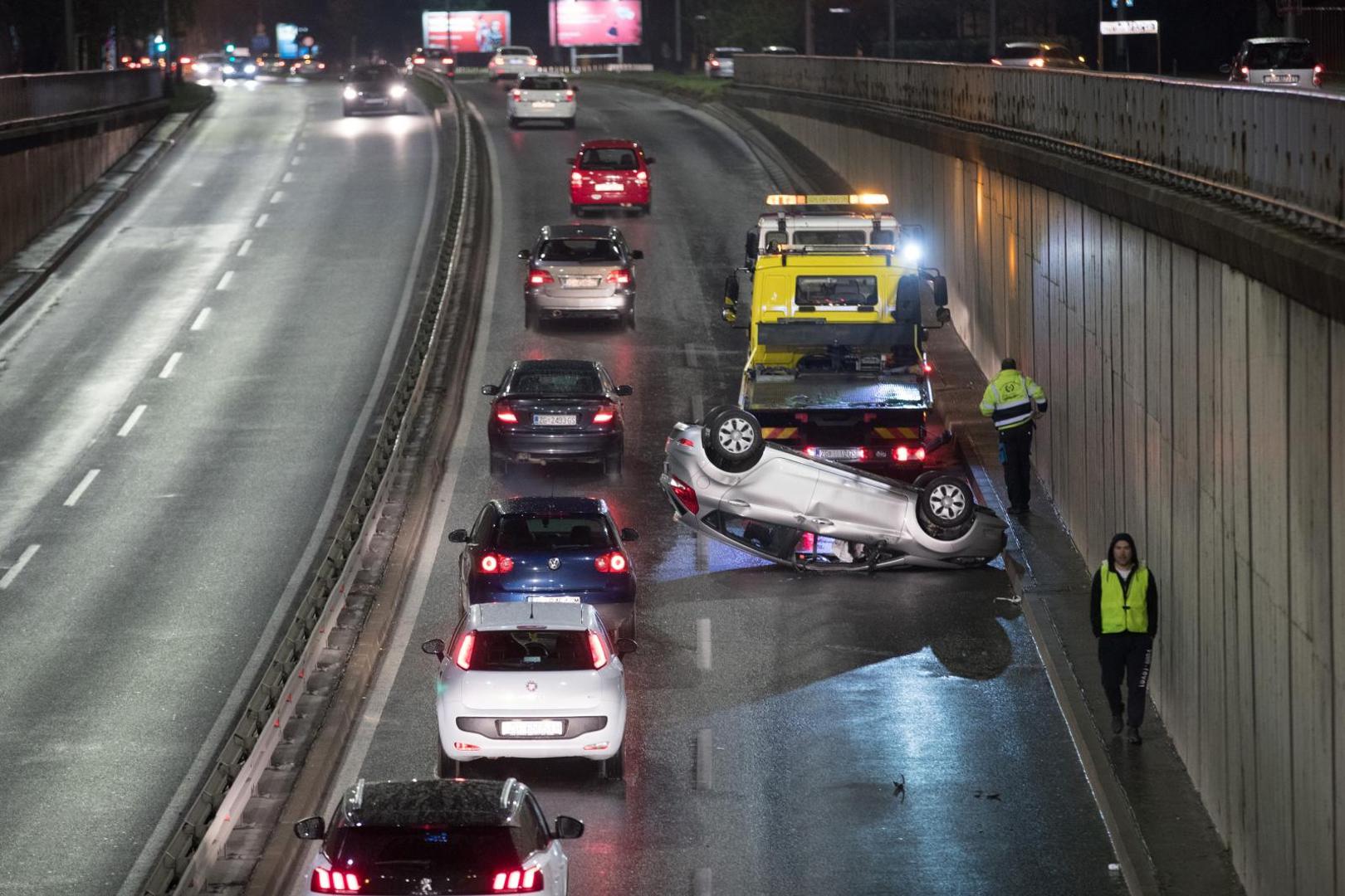 U Zagrebu se u ponedjeljak nevečer dogodila prometna nesreća na Slavonskoj aveniji