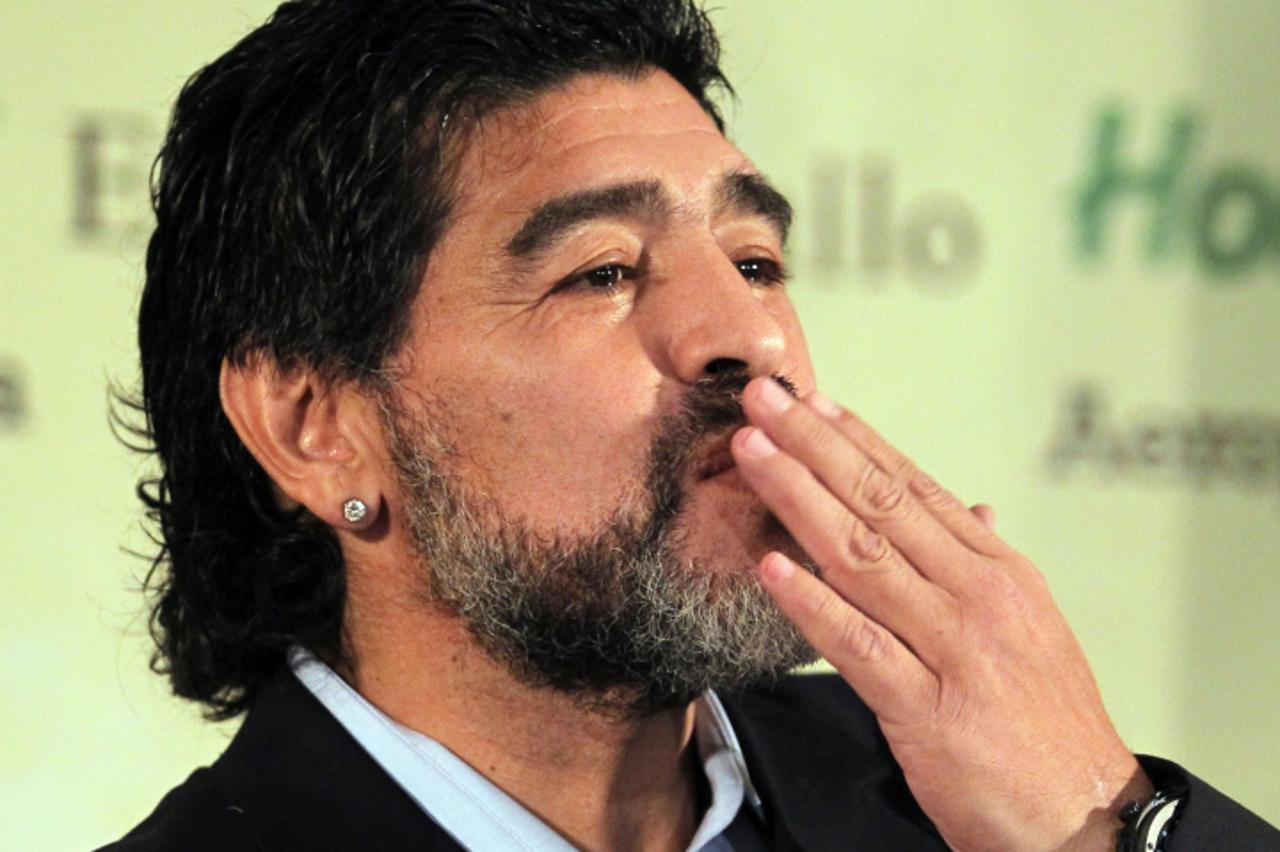 'Former Argentina\'s national soccer team coach Diego Maradona blows kisses as he arrives to read a statement in Buenos Aires July 28, 2010. Maradona\'s stormy spell as Argentina coach came to an end 