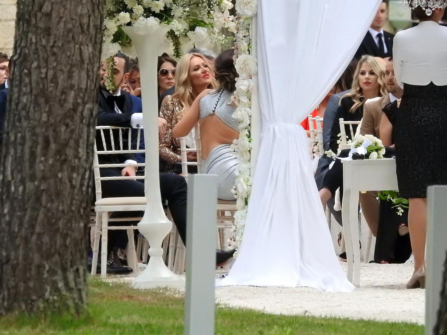 Majin dolazak pred oltar i budućeg supruga pratila je pjesma u izvedbi Martine Tomčić, a kada su mladenci izmijenili bračne zavjete zasvirali su taktovi pjesme ‘Love me like you do’.