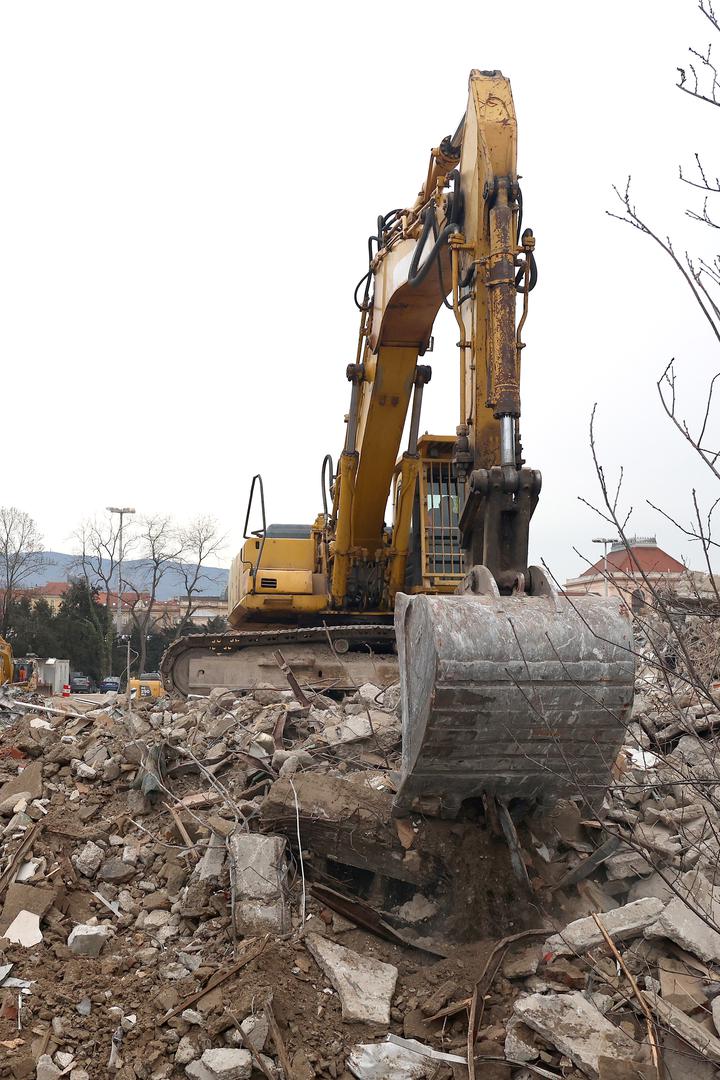 U međuvremenu, grad je počeo rušiti 'rugla iza ugla' u neposrednom susjedstvu