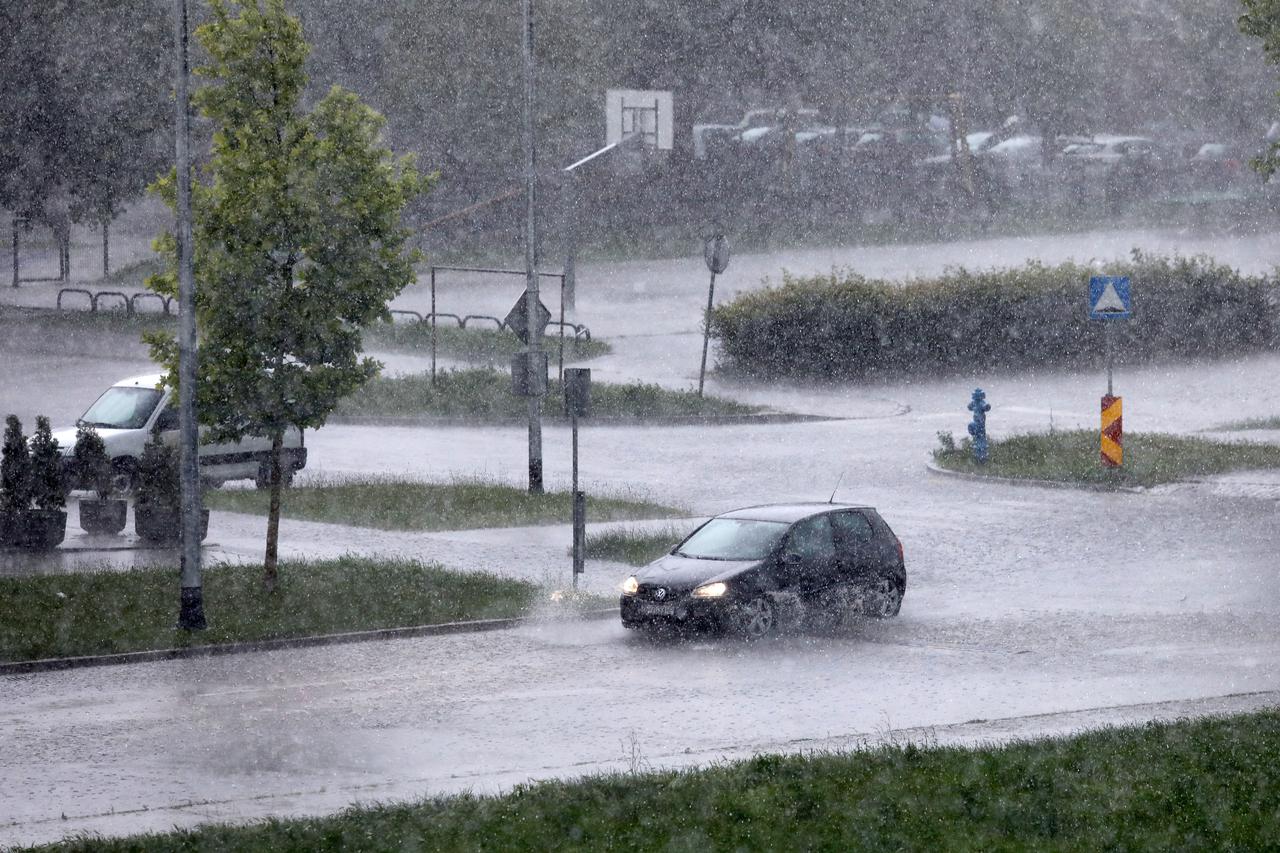 Nevrijeme s jakim vjetrom i tučom pogodilo Zagreb i okolicu