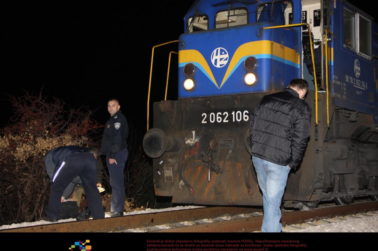teretni vlak, djevojčica, kaštel gomilica (1)