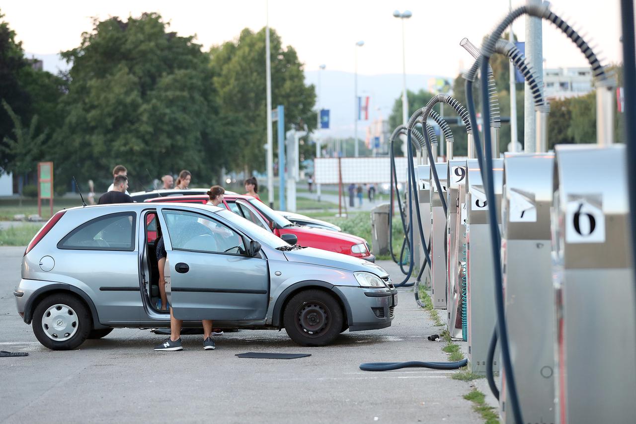 Pranje i čišćenje automobila u samoposlužnoj autopraonici