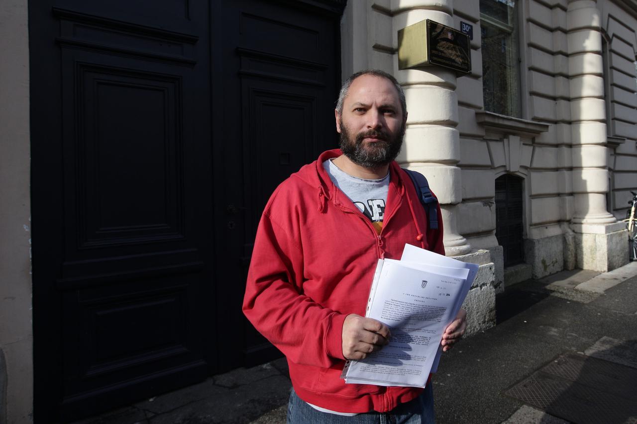 19.11.2014., Zagreb - Domagoj Margetic predaje USKOK-u dokumente koji navodno inkriminiraju Tomislava Karamarka za koruptivna kaznena djela, tocnije izvlacenje novca u aferi Soboli. Photo: Zeljko Lukunic/PIXSELL