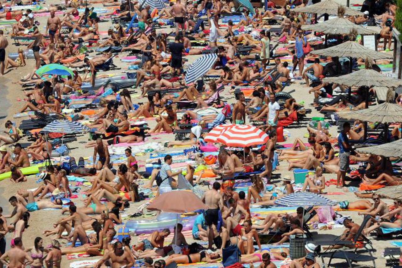 Gužva na plaži u Vodicama (1)