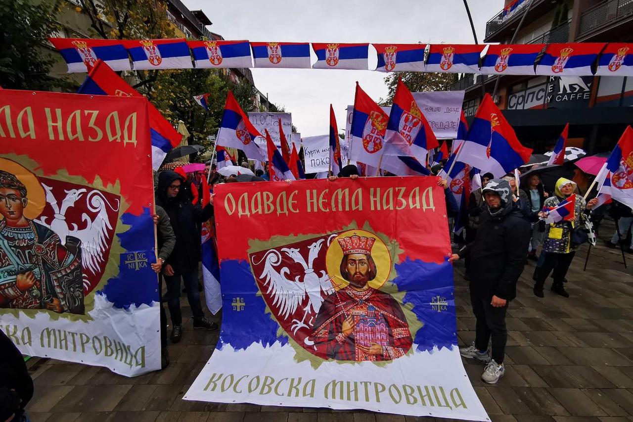 Tisuće Srba na prosvjednom skupu u Kosovskoj Mitrovici, skup završio pjesmom "Ovo je Srbija"