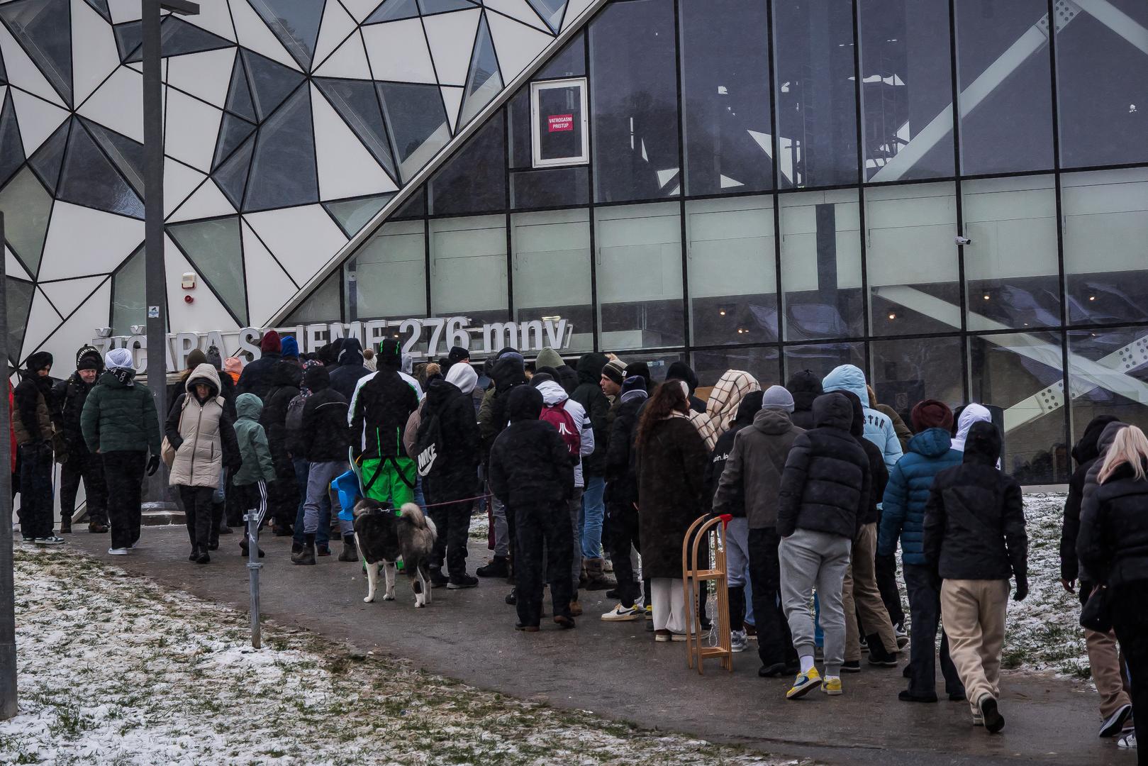 Snijeg je Zagrepčane ovaj vikend namamio na Sljeme. Pred sljemenskom žičarom stvarale su se gužve, a sljemenska cesta u potpunosti je očišćena.