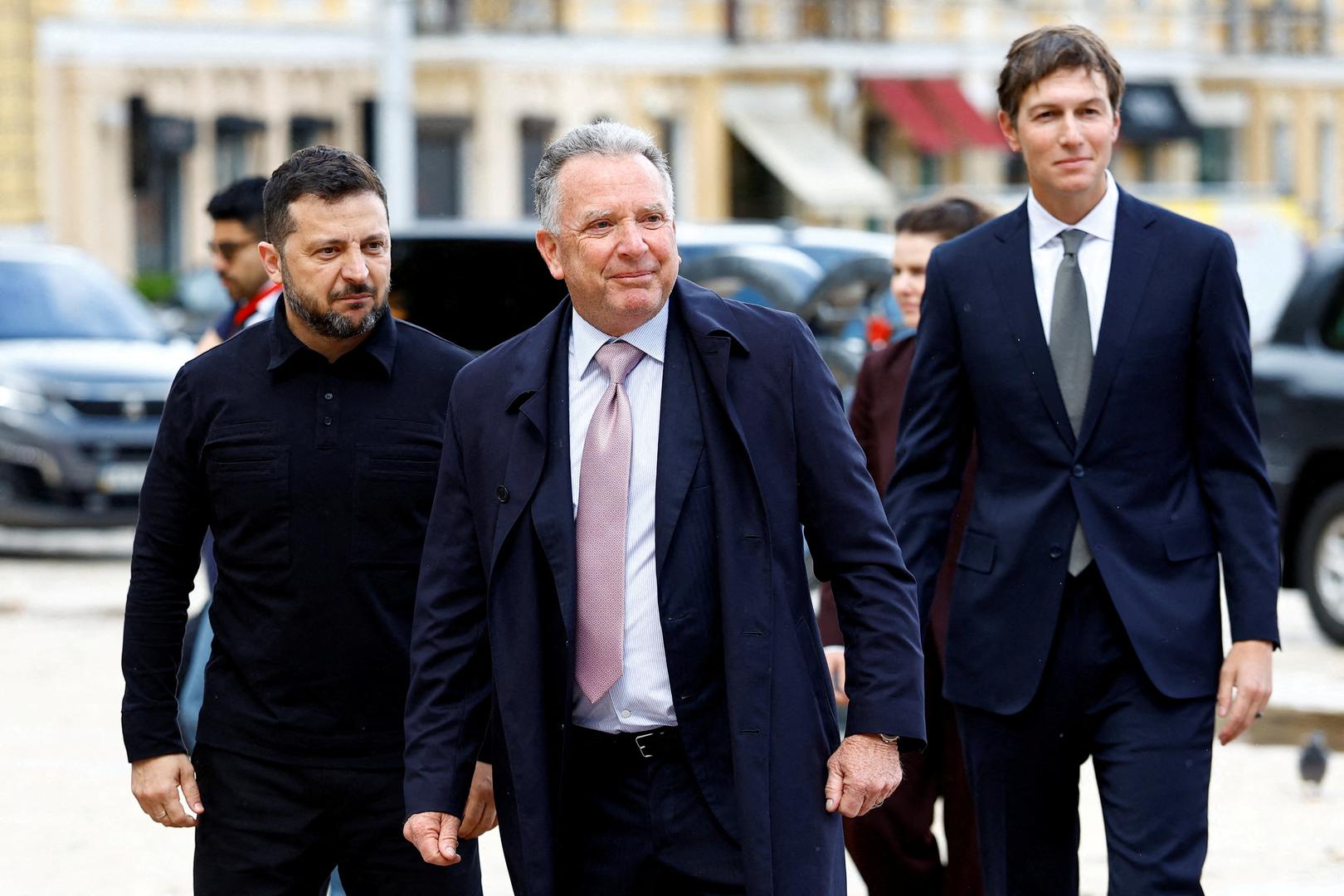 Američki izaslanici u Kijev su stigli samo dan nakon više od tri sata dugog sastanka s ruskim predsjednikom Vladimirom Putinom u Moskvi. Prema američkim dužnosnicima, razgovaralo se o konkretnim planovima za sljedeće korake prema mogućem mirovnom sporazumu, no detalji zasad nisu objavljeni. Sastanak nije donio veći konkretan pomak.