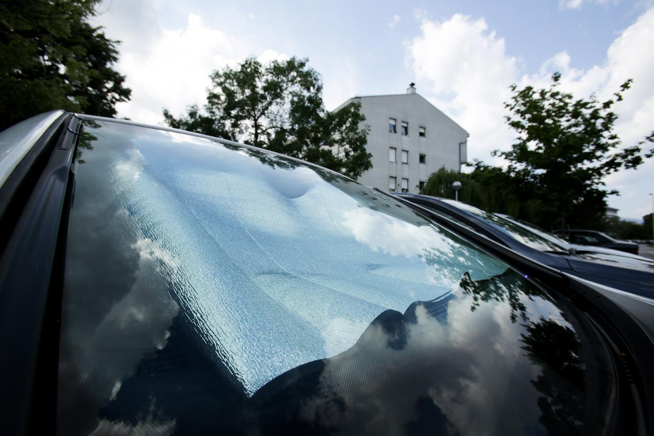 Ilustracija vrućine i vozača u automobilu